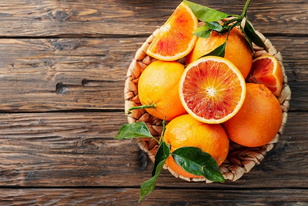 Naranjas rojas dulces en un tazón