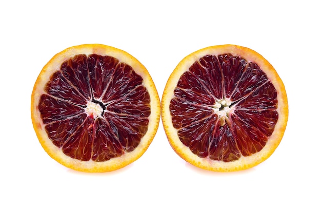 Naranjas rojo sangre aisladas sobre fondo blanco
