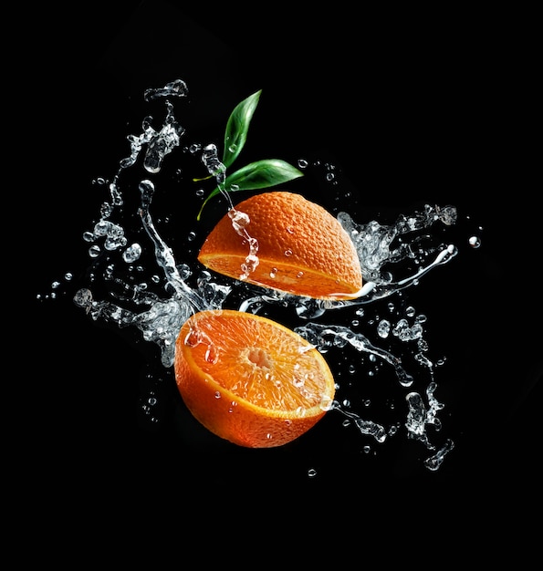 Foto entre naranjas salpicaduras de agua