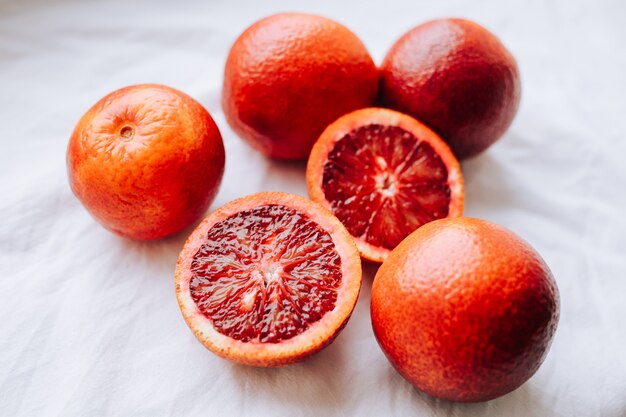 Naranjas de sangre roja orgánicas crudas