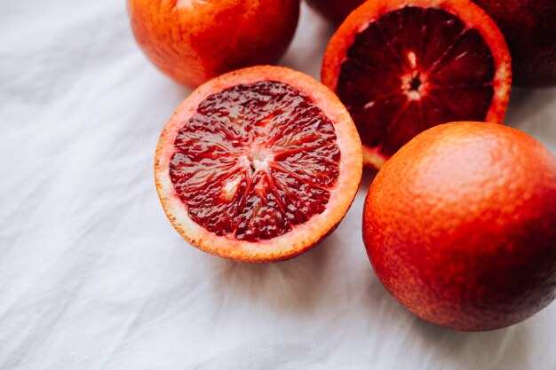 Naranjas de sangre roja orgánicas crudas