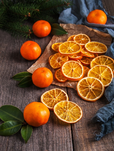 Naranjas secas y mandarinas frescas