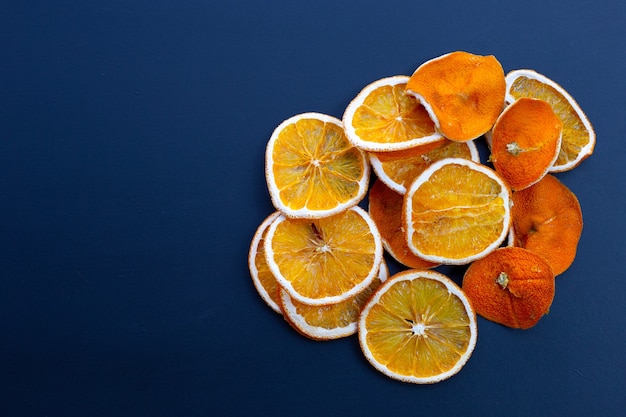 Naranjas secas en rodajas en azul.