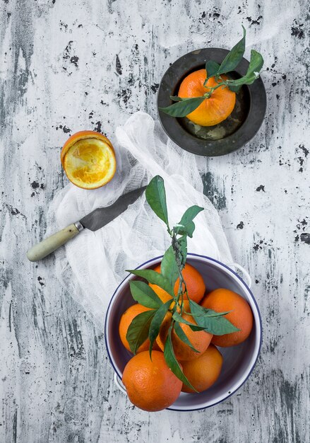 Naranjas sobre fondo claro