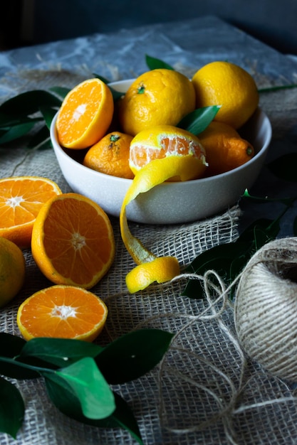 Naranjas en una tabla de madera con hojas de menta