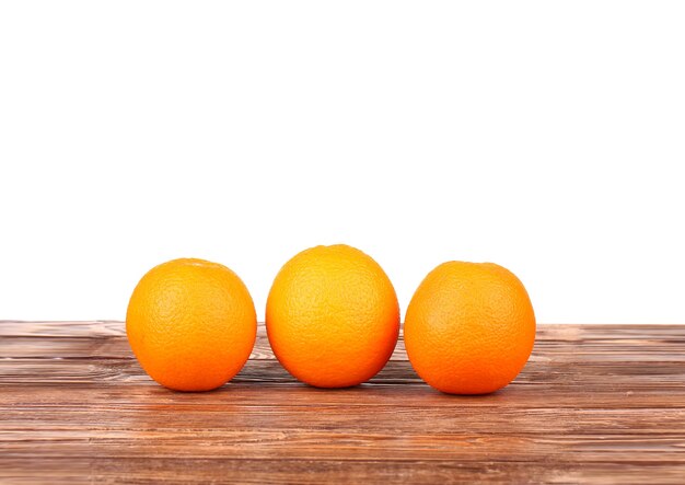 Naranjas en una tabla de madera