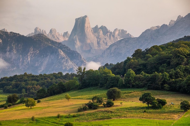 Foto naranjo de bulnes conocido como picu urriellu en asturias españa