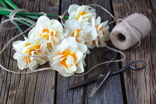 Narciso blanco flores en la mesa de madera vieja