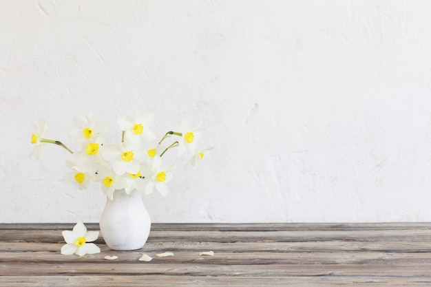 Narciso em vaso na mesa de madeira