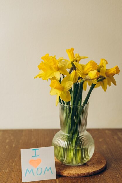 narcisos y la postal de I love mum