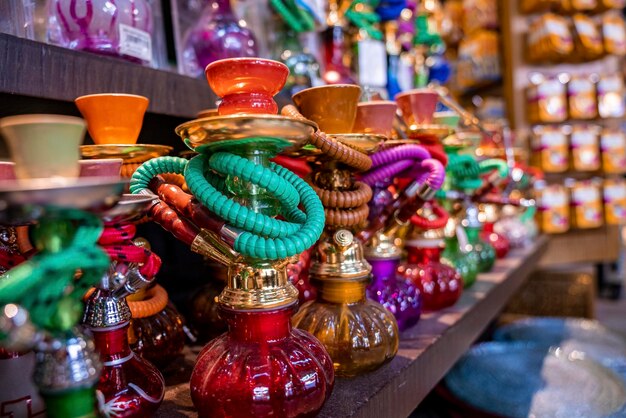 Narguilhos multicoloridos com equipamentos de fumo em exposição no mercado para venda Vários tipos de narguilhos