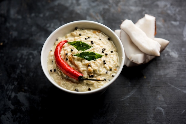 Nariyal oder Kokos-Chutney in einer Schüssel serviert. Getrennt über stimmungsvollem Hintergrund. selektiver Fokus