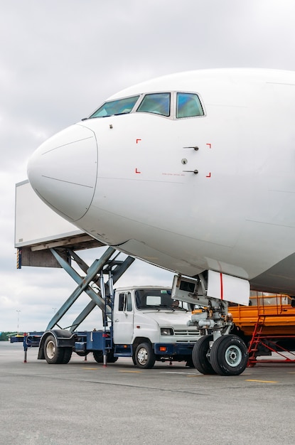 Foto la nariz del avión y la cabina del avión de pasajeros piloto en servicio antes de la salida.