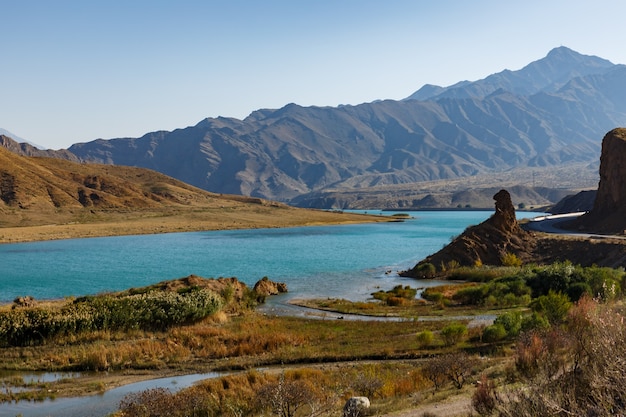 Naryn-Fluss in den Bergen von Kirgisistan.