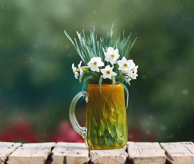 Narzissenblüten in Glasvase auf Holztisch. Platz kopieren