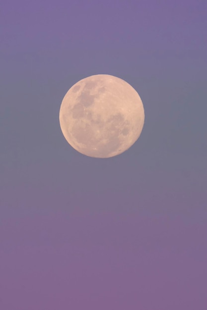 Nascer da lua Lua cheia no céu Patagônia Argentina