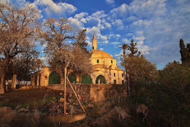 Nascer do sol, a mesquita em Larnaca, Chipre