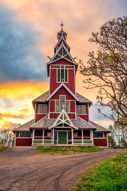 Nascer do sol acima da Igreja Buksnes em Ballstad Noruega