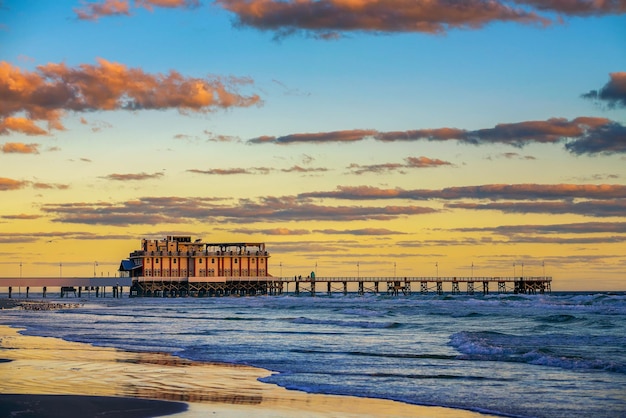 Nascer do sol acima de Daytona Beach Main Street Pier Florida