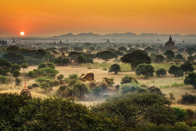 Nascer do sol cênico acima de Bagan em Mianmar