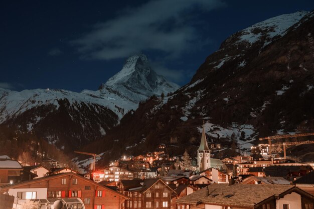 Nascer do sol cênico ou vista do pôr do sol de Matterhorn, uma das montanhas suíças mais famosas e icônicas