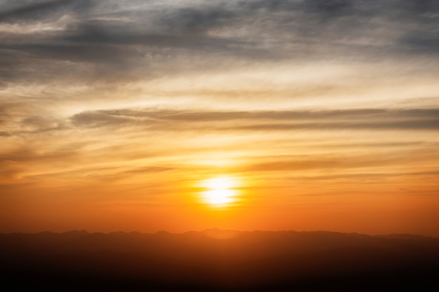 nascer do sol colorido com céu nublado