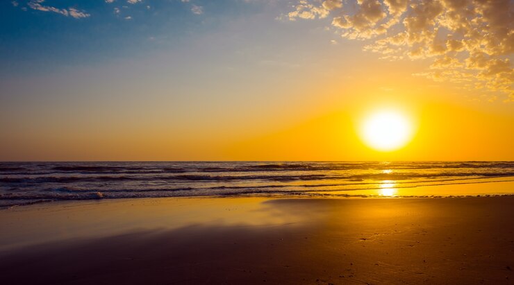 Nascer do sol colorido e brilhante na praia