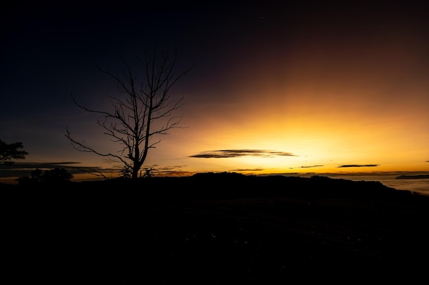 Nascer do sol colorido na paisagem montanhosa