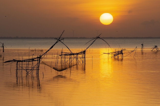 nascer do sol com grande rede em Thale noi Phatthalung Tailândia