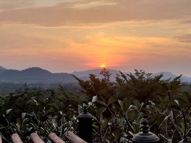 Nascer do sol com vista para a montanha.