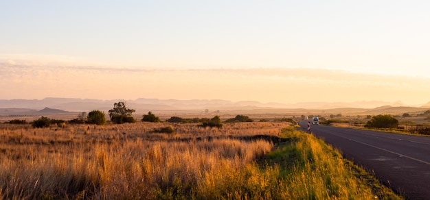 Nascer do sol da manhã ao lado da estrada na África do Sul rural