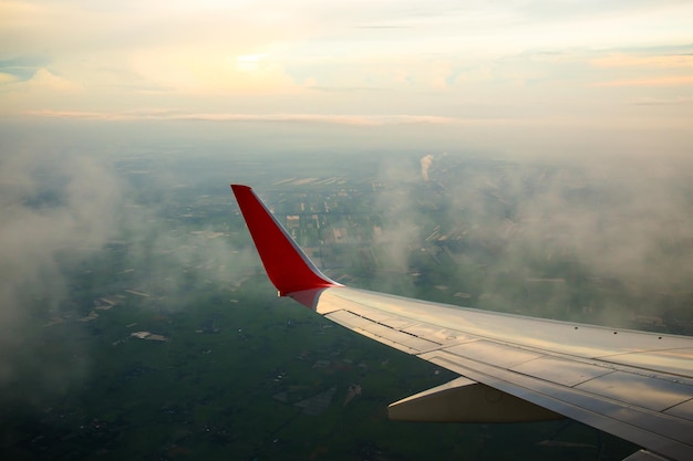 Nascer do sol da manhã com asa de um avião Foto aplicada à imagem dos operadores de turismo para adicionar mensagem de texto ou site de quadro Conceito de viagem