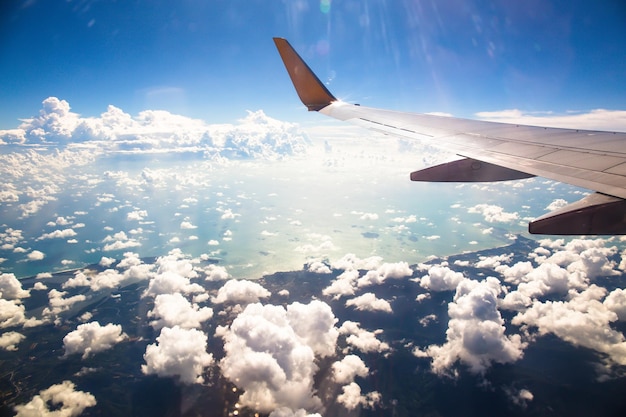 Nascer do sol da manhã com asa de um avião Foto aplicada à imagem dos operadores de turismo para adicionar mensagem de texto ou site de quadro Conceito de viagem