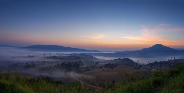 Nascer do sol da manhã enevoada em Khao Takhian Ngo View Point em Khaokho PhetchabunThailand