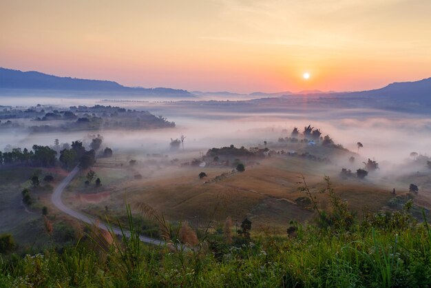 Nascer do sol da manhã enevoada em Khao Takhian Ngo View Point em Khaokho PhetchabunThailand