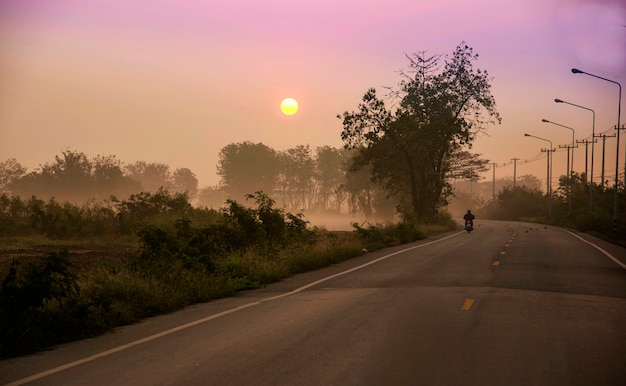 Nascer do sol da manhã Estrada curvada com uma atmosfera refrescante