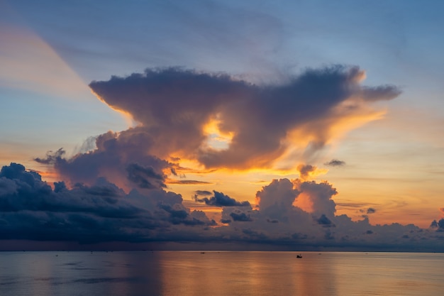 Nascer do sol da paisagem na ilha de Phu Quoc, no Vietnã. Conceito de viagens e natureza. Céu matinal, nuvens, sol e água do mar