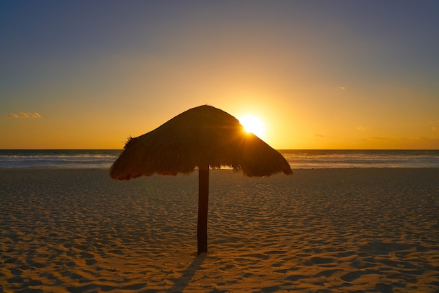 Nascer do sol de Cancun em Delfines Beach Mexico