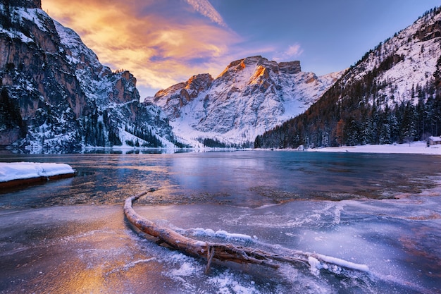 Nascer do sol de inverno sobre o lago di braies, dolomitas, itália