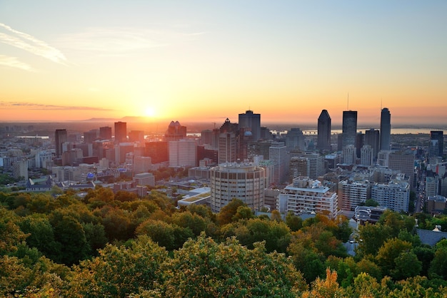 Nascer do sol de Montreal visto de Mont Royal com horizonte da cidade pela manhã