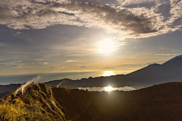 Nascer do sol de tirar o fôlego sobre a montanha Abang, vista do vulcão Batur e do lago Batur, Bali, Indonésia