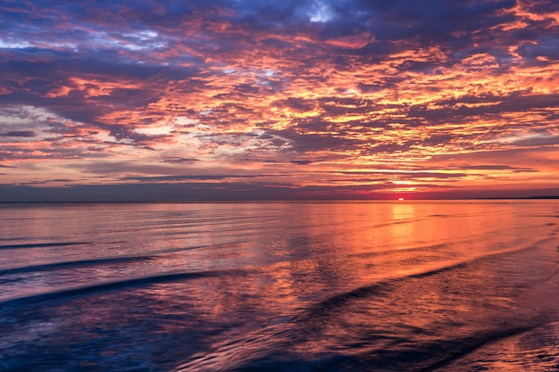 Nascer do sol do amanhecer sobre o mar Báltico. Letônia