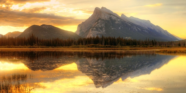 Nascer do sol do Lago Vermillion no Parque Nacional de Banff, no Canadá