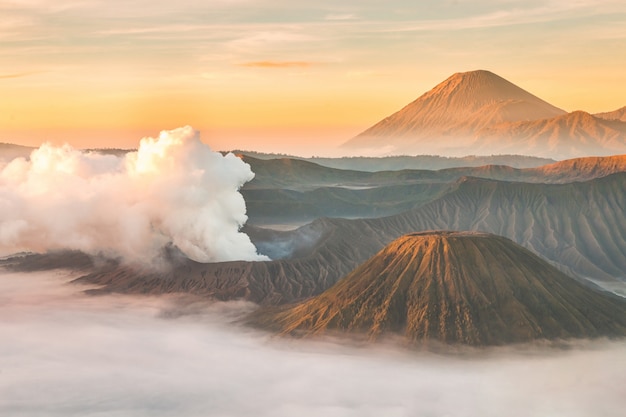 Nascer do sol do vulcão de bromo da montagem da paisagem, east java, indonésia.