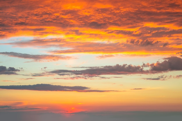 Nascer do sol dramático contra um céu com nuvens coloridas amanhecer real do pôr do sol sem pássaros esta é a verdadeira paisagem de nuvens do amanhecer