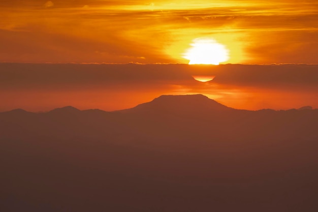 Nascer do sol e pôr do sol céu com nuvem em um dia nublado