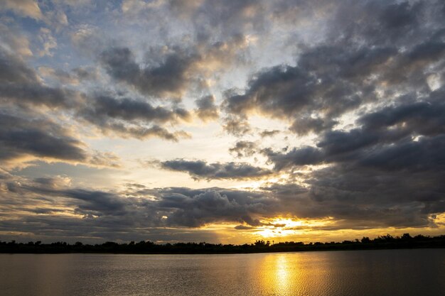 Nascer do sol e pôr do sol céu com nuvem em um dia nublado