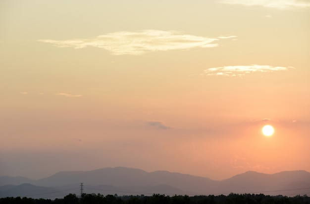 Nascer do sol e pôr do sol em vista de montanhas paisagem linda com nevoeiro e floresta