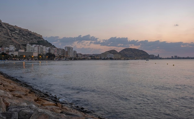 Nascer do sol e praia da vista para o mar na cidade de Alicante, Costa Blanca, Espanha