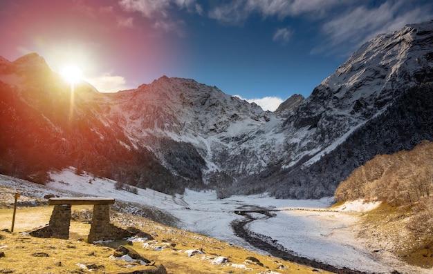 Nascer do sol em Artiga de Lin, no Vale Aran, localizado nos Pirenéus Catalães, na Espanha. Dias frios e com neve nos primeiros dias de inverno.